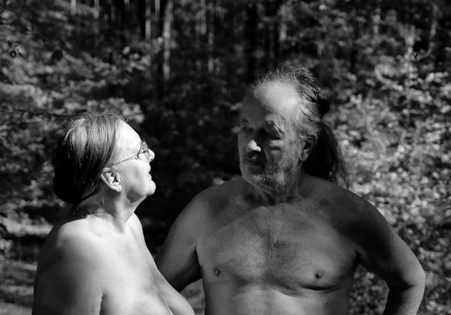 Das Schwarz-Weißbild zeigt Karin und Eckhard nackt einander gegenüber, wie sie sich offenbar unterhalten. Sie sind bis zum Brustbereich zu sehen.